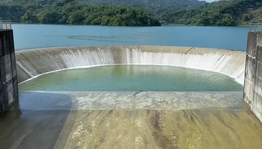 影/雲林湖山水庫2個月達滿水位！　自然溢流「圓形水瀑」美景震撼