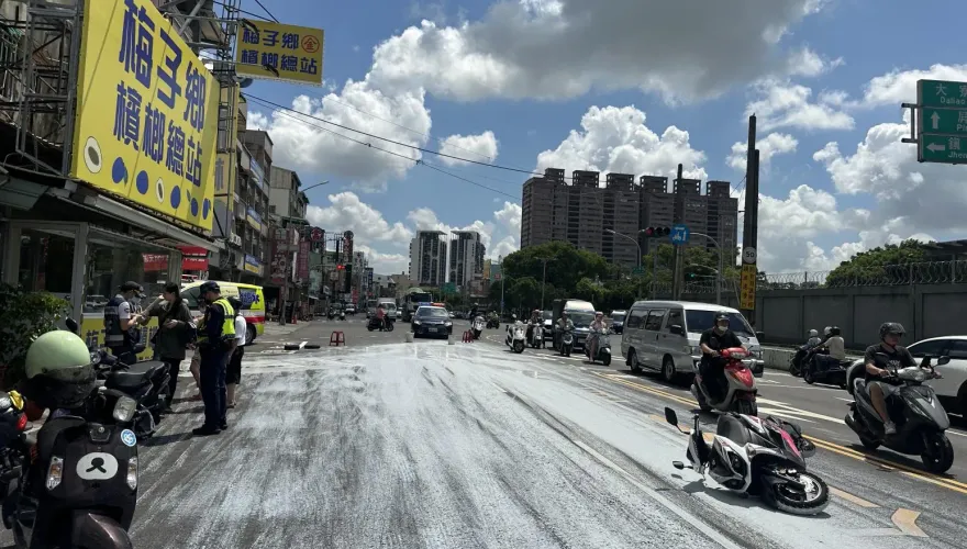 影/高雄鳳山貨車沒綁好！車上5桶水泥漆掉落　釀4騎士打滑摔慘