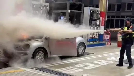 影/差一點爆炸！台中女加油到一半「引擎室竄大火」　驚險畫面曝