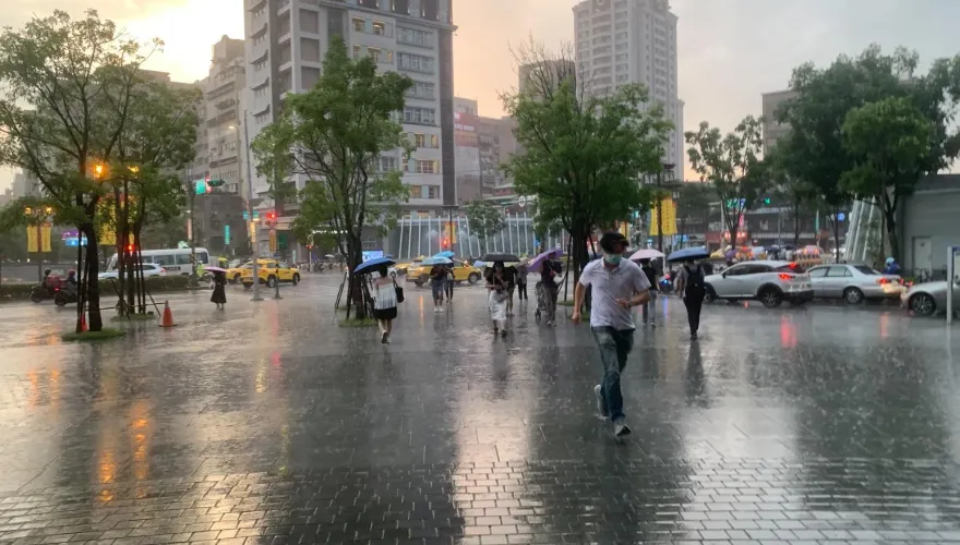 快訊/雨彈午後狂炸！全台「8縣市」急發大雨特報　「4地區」國家警報又響
