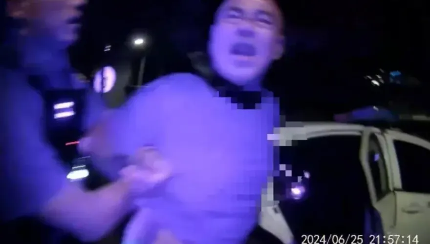 老牌藝人龍天翔喝爛醉「拒付420元車資」！咆哮推警遭壓制　失控畫面流出