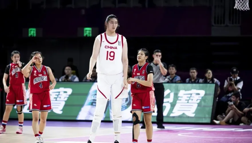 影/兩戰爆砍55分20籃板！「女姚明」228公分太狂　美媒看好：2027年進WNBA