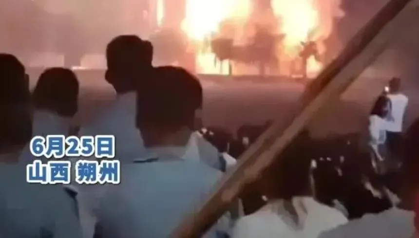 影/樂極生悲！中學放煙火慶學生高考成績好　意外「燒掉操場」網嘲：真火了