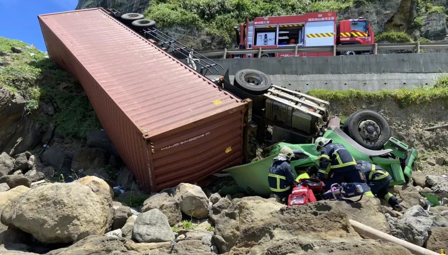 影/奪命畫面曝！貨櫃車鬼切衝護欄90度翻落邊坡　女駕駛困車內爆頭亡