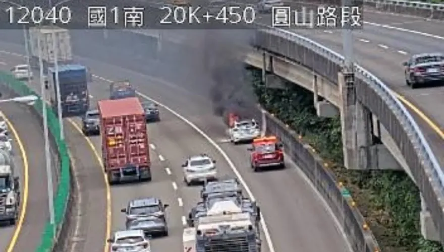 快訊/國1南下20.6K小客車起火！　濃煙竄天...駕駛急逃生