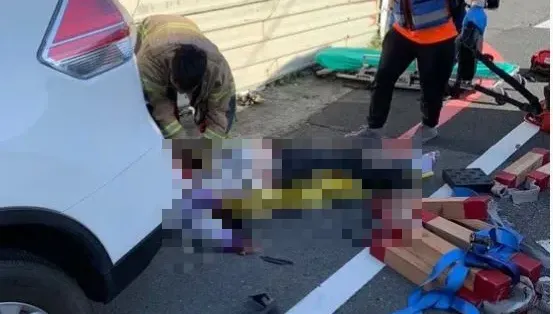 快訊/台南汽機車十字路口相撞！　騎士「噴進路旁轎車底」無生命跡象