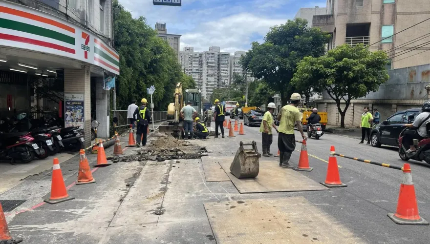 快訊/汐止驚傳瓦斯外洩！消防人員證實：自來水施工挖斷管線…「民眾勿圍觀」