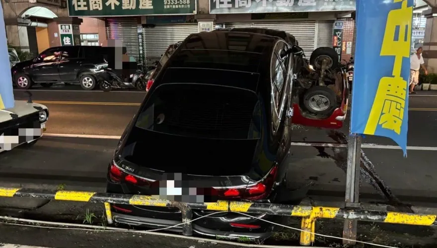 快訊/宜蘭超市停車場嚴重車禍！黑車撞翻小紅還壓上去　傷亡人數曝