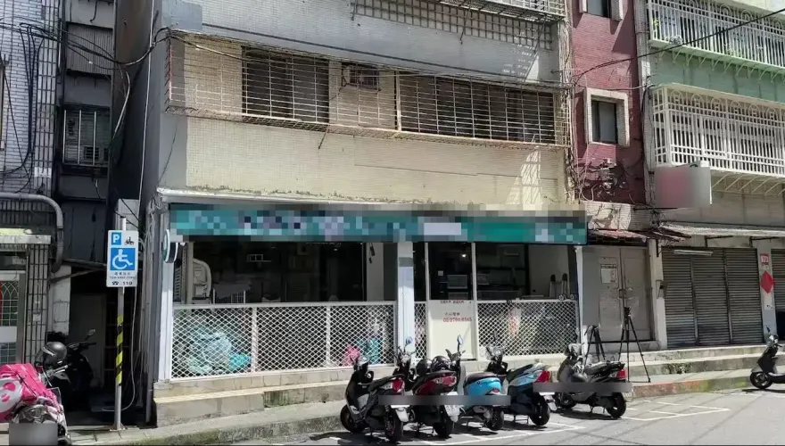 「收攤買個教訓是對的！」自稱寵物店2樓外牆施工人員曝住戶遭騷擾：連家都不敢回
