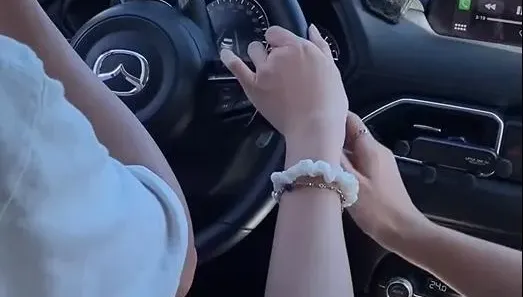 玩命情侶！「副駕女友行車中轉動方向盤」還上傳影片　男友竟讚：厲害喔