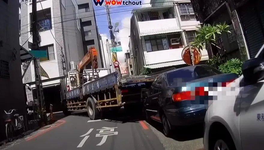 大貨車卡巷口「來回撞違停小客車5次」　網友吃瓜大喊：好療癒