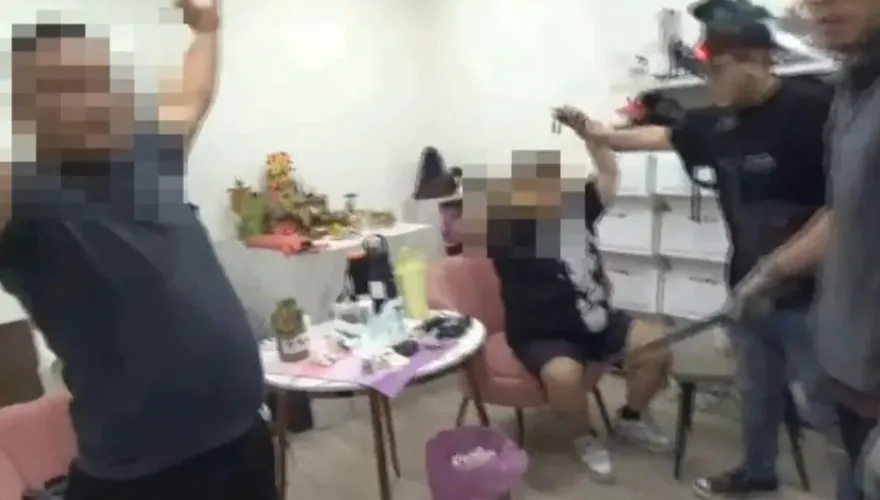 影/進門先拜拜！台中百家樂賭場供奉中壇元帥求「賺錢神速」　警霸氣踹門逮15人