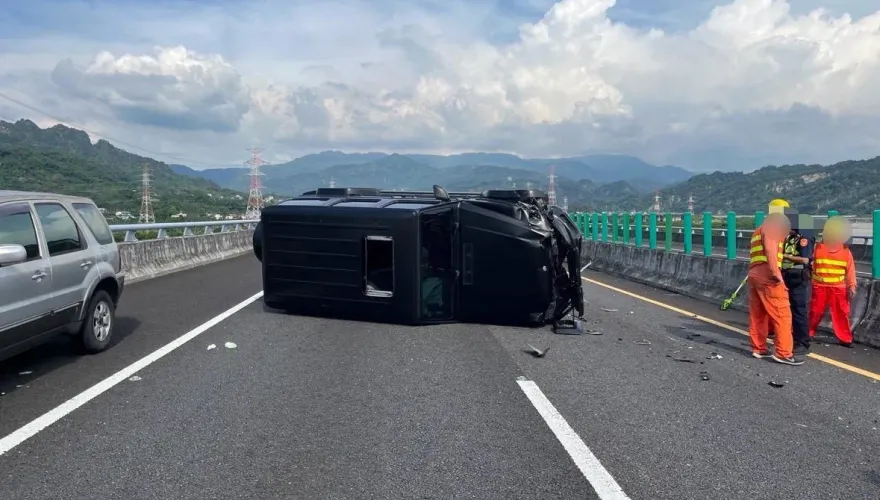 影/！大G狠撞翻車瞬間曝！28歲女駕駛追撞國6緩撞車　車頭全毀2人送醫