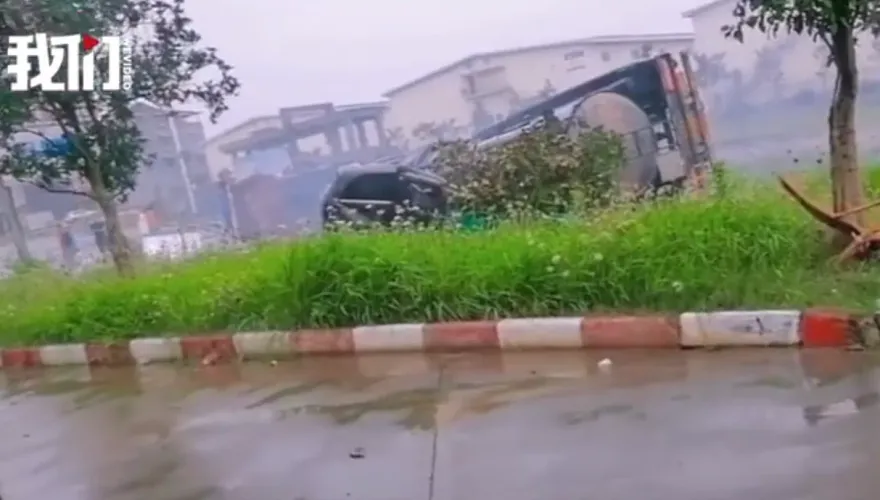 影/驚悚畫面曝！罐車緊急剎車打滑側翻　小客車慘遭壓變形釀5死1傷