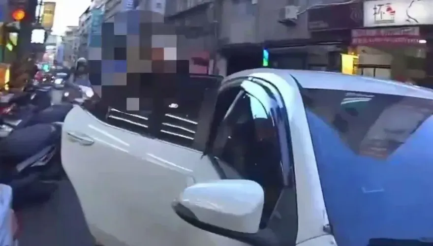 影/整輛車的人都可疑！板橋5人遭攔查　其中一女竟是通緝犯車裡還有槍