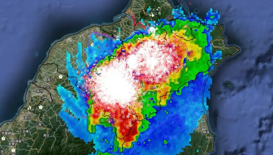 午後大震撼！每分鐘閃電訊號逾500次…2雷雨胞逐漸合併　週末留意大雷雨