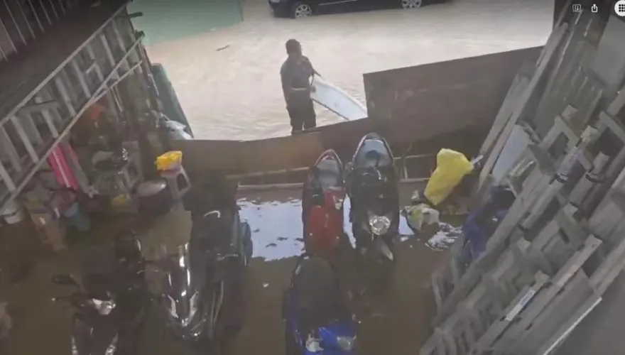 影/洪水圍困新北土城！永豐路黃泥水灌進住宅　5天前才淹水