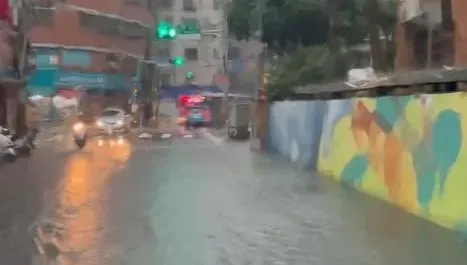 影/暴雷雨彈狂炸！新北中和「馬路嚴重積水」　畫面曝光