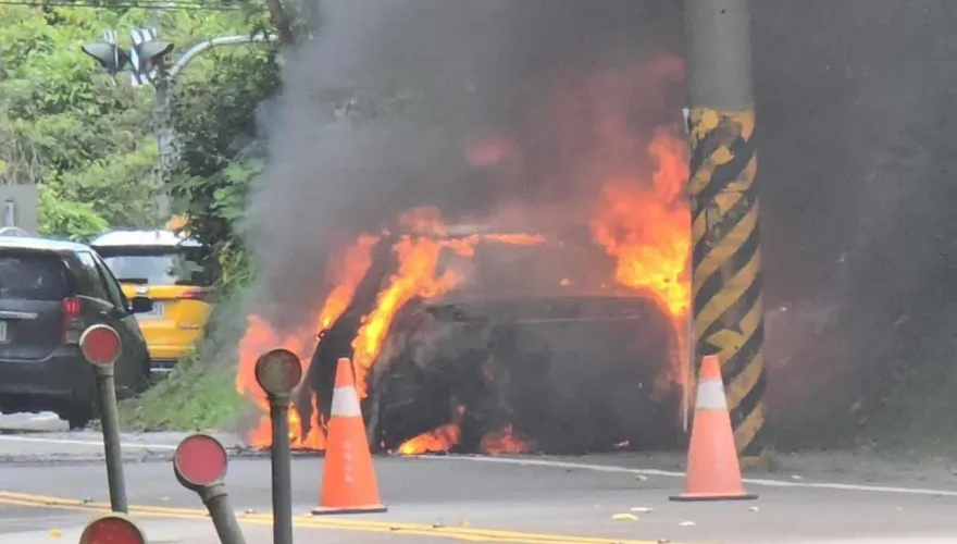 快訊/嘉義梅山太平老街驚傳火燒車　轎車停路邊突竄火苗