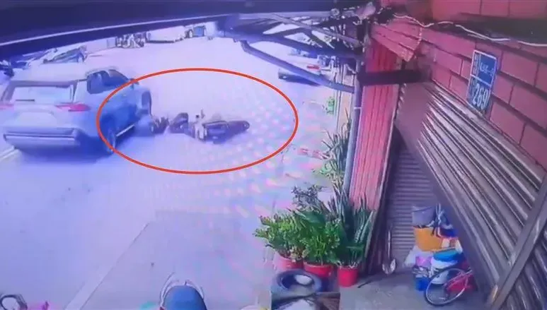 影/畫面曝光！雙載騎士擦撞婦人摔落遭轎車撞頭　《大熱門》高中正妹命危