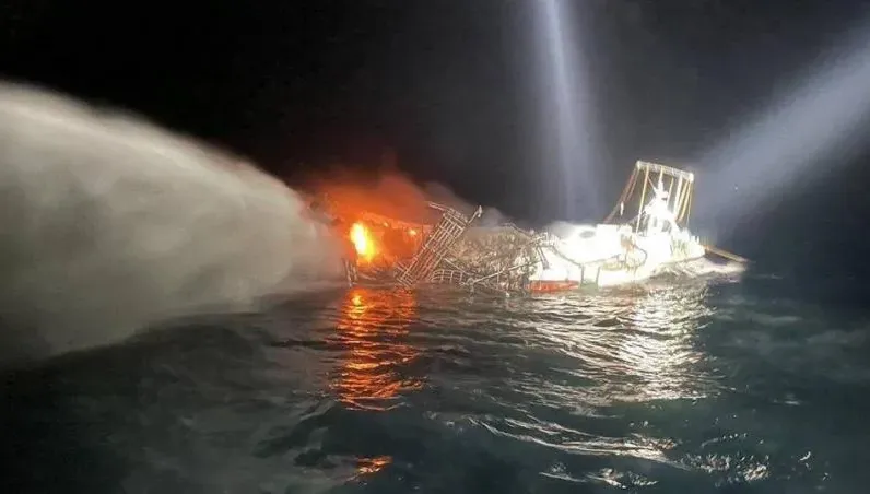 海上驚魂夜！台籍漁船「金旺興」突發猛烈火勢　5名船員跳海逃生獲救