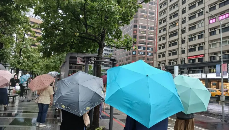 「葡萄桑」外圍雲系＋低壓帶接力炸雨　新颱風「蘇力」估9/19凌晨生成