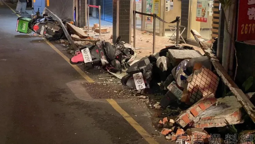 影/鶯歌天降「石頭雨」！砸毀5機車1人傷　真兇竟是速食店樓上女兒牆
