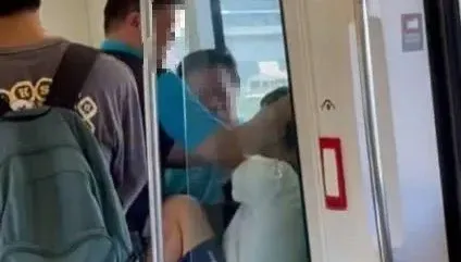 影/真相反轉？高捷坐博愛座吼叫男遭壓制　慘遭「抓頭撞窗」畫面流出