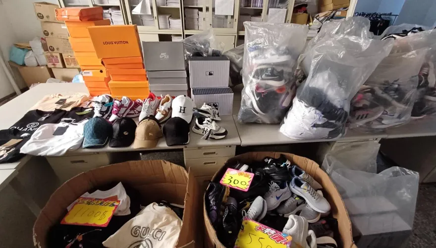 影/名牌通通仿一輪！淡水超扯商店賣仿品遭查扣4百件　LV就慘遭侵權2百萬