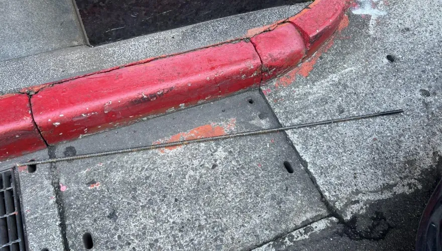 快訊/差點插爆頭！北市林森北路「空中掉90公分鋼筋」驚悚砸騎士疑施工釀禍