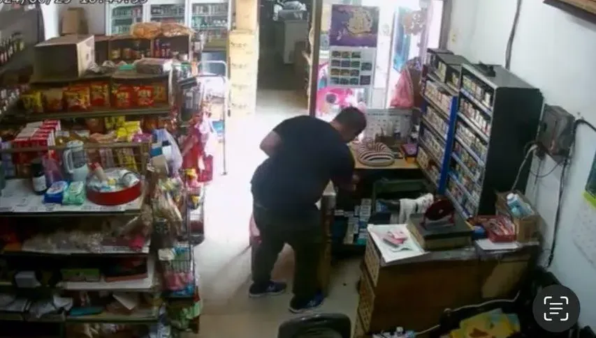 影/新竹湖口雜貨店驚見胖賊！偷挖收銀機「抓了錢就走」警查緝中