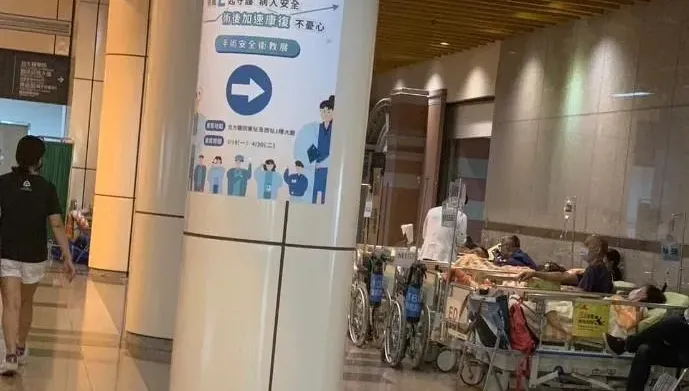 急診患者滿到大廳！台大醫院院長曝：壅塞是日常　非新冠疫情造成
