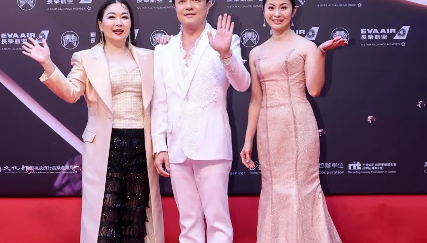 張秀卿爆乳登金曲紅毯！搭翁立友喊「我是她福星」　洩15年前緣分