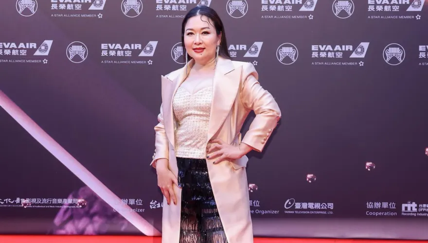 《金曲35》爆乳禮服不怕「彈出來」！張秀卿自詡「辣妹」熱跳16蹲：老公不在放飛