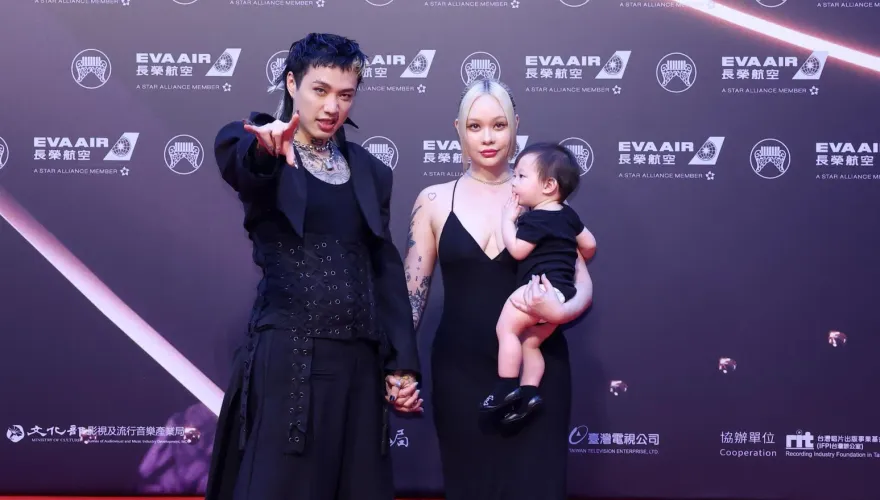 《金曲35》老婆火辣放送「長輩」！Marz23帶妻兒走紅毯嗨喊：兒子是幸運物