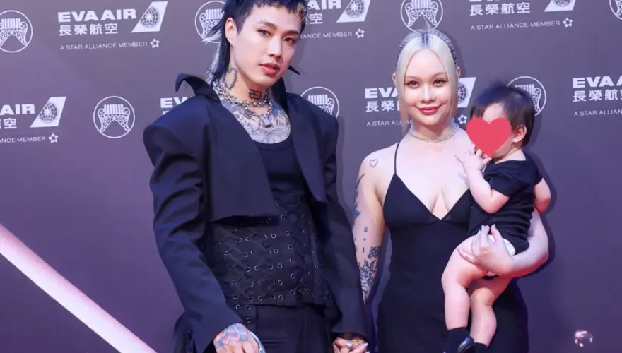 阿夜爭金曲歌王！攜兒走紅毯　混血辣妻深V禮服「炸出超兇半球」