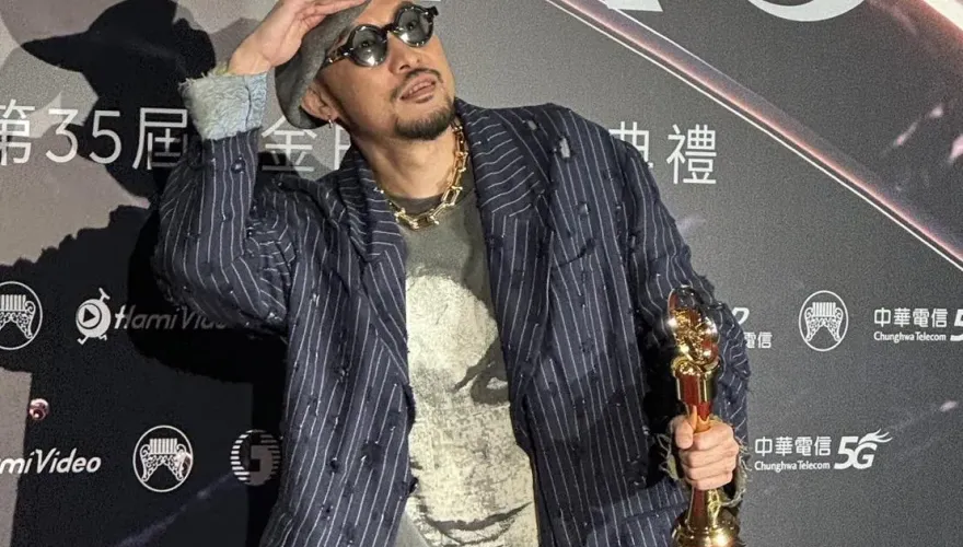《金曲35》奪最佳男歌手！熱狗喊「百年難得一見的現場」談舞台事故：快尿褲子