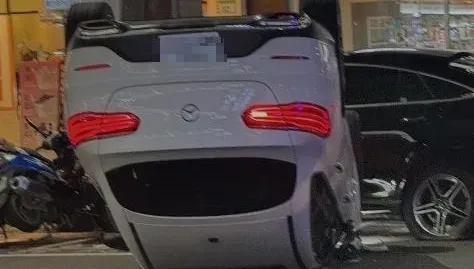 快訊/獨！桃園市區驚傳車禍波及數台機車　轎車朝天傷亡數不明
