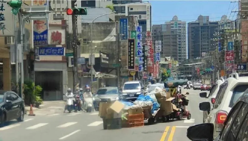 桃園阿嬤電動代步車秒變「貪吃蛇」！　網看傻了：神主牌有神快拜