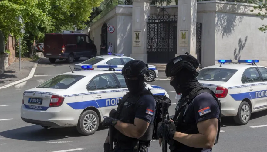 以色列駐塞爾維亞大使館傳恐攻！駐衛警遭男子持十字弓射傷　兇手已伏法