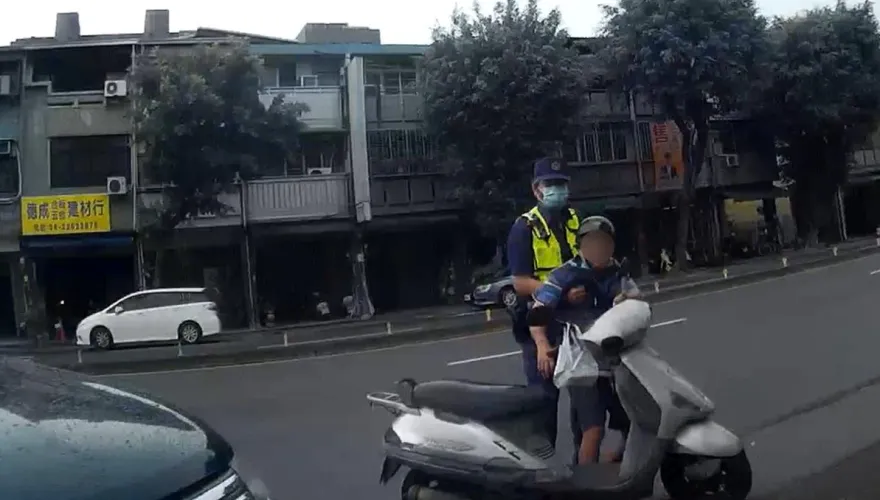 驚！台中男買麵突「石化」中風　警「整個人」搬移急救援