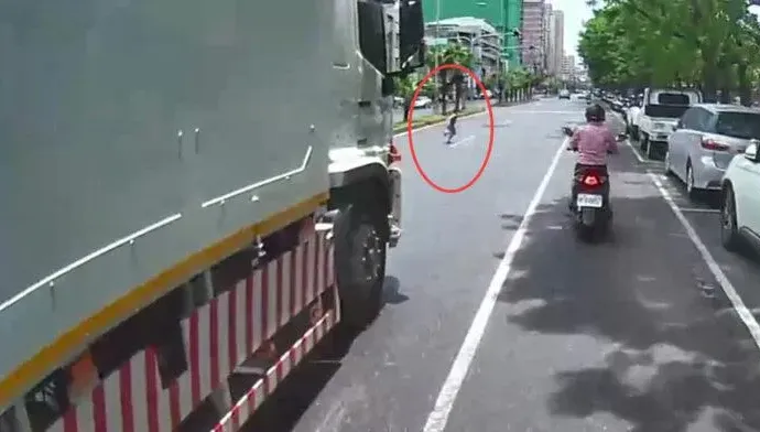 影/猴死囡仔不要命！高雄男童「4車道狂奔」　家長不見人