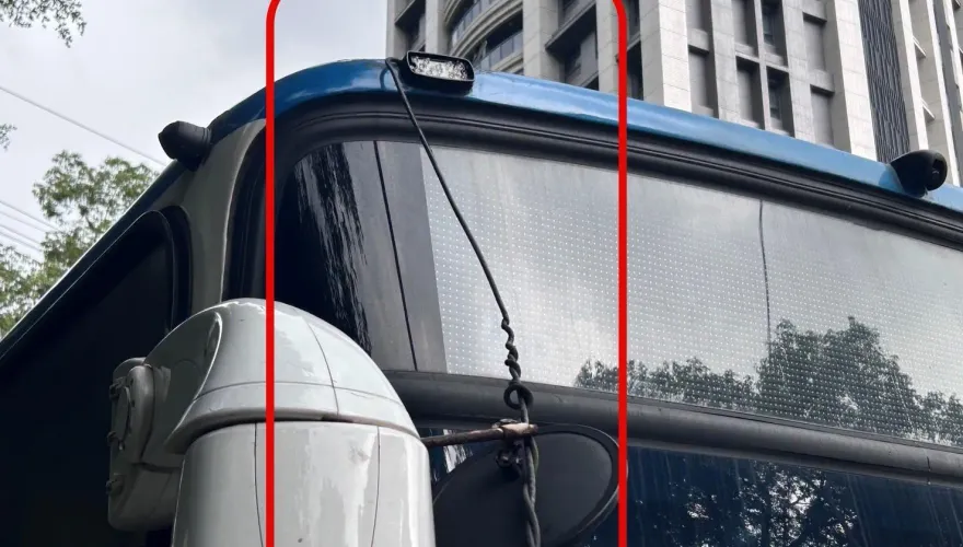 影/新店公車勾到「垂落電線」害摔車！騎士頸部整條血痕超驚悚