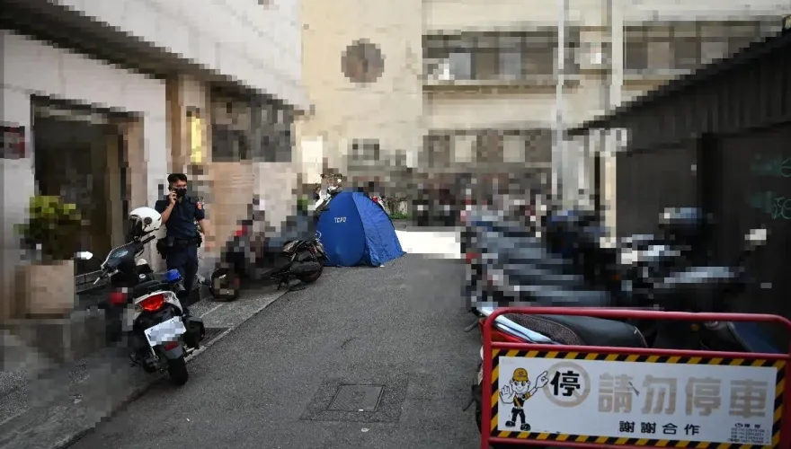 台中男趴在機車上！民眾關心他回「休息一下」　2小時後魂斷街頭