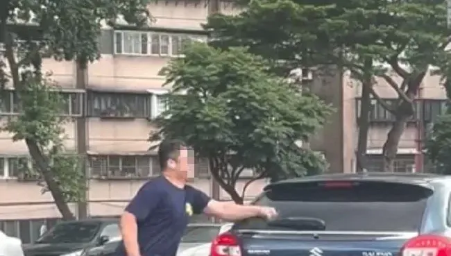 影/拳頭鐵做？不滿擋車「左手擊爆玻璃」　桃園火爆男超派行為曝光