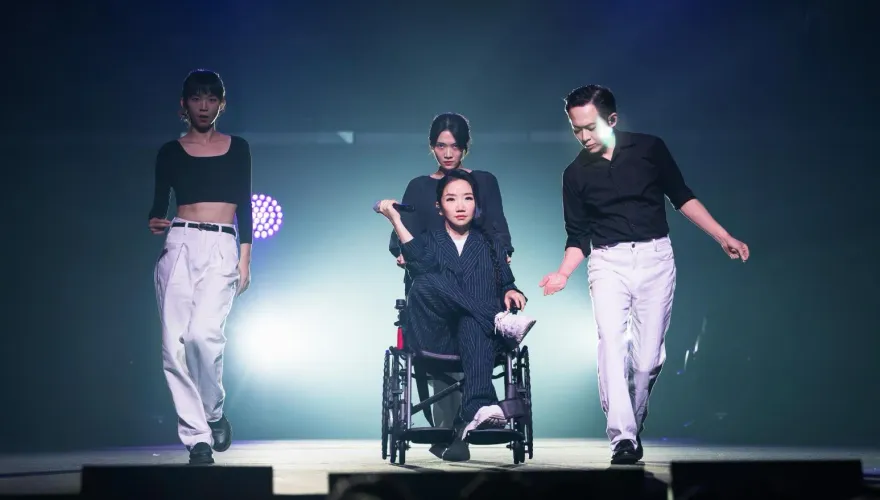 陶晶瑩坐輪椅現身！自封邪惡教主開示「歡迎抖內」　瘋狂歌迷台下丟內衣