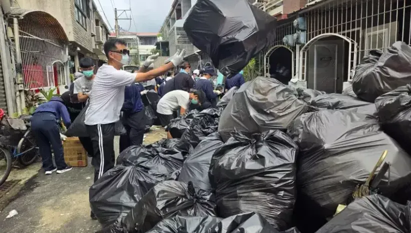 震撼畫面！台南「垃圾屋」1.5小時救出老夫婦　百人清掃出20噸雜物