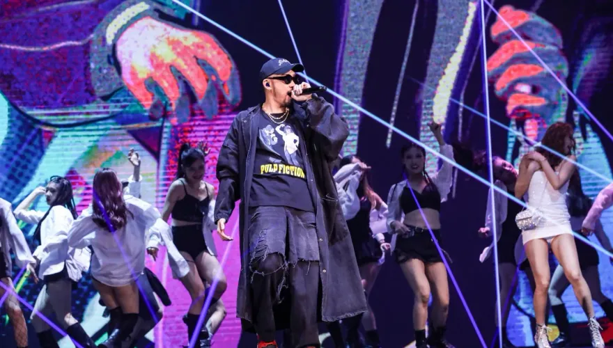 金曲獎爆舞台事故！熱狗唱到高潮突下跪：對不起再給我一次機會