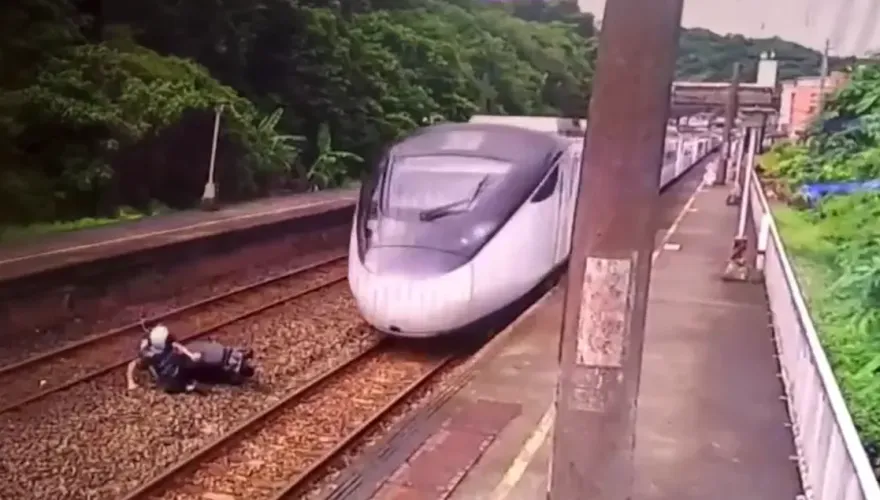 影/撞擊瞬間曝！機車闖入台鐵暖暖站遭「新自強號」撞飛　男子受傷坐月台