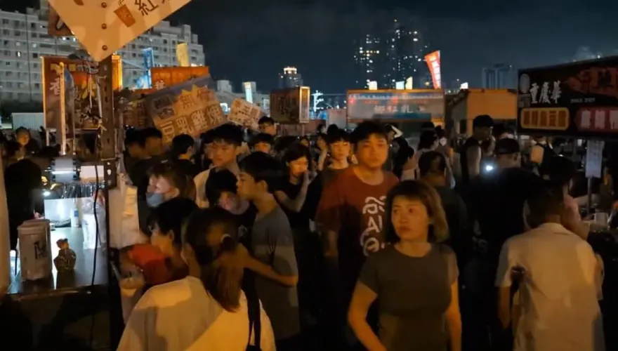 快訊/台中大慶夜市也停電？攤商拿手機打光營業　管委會回應了